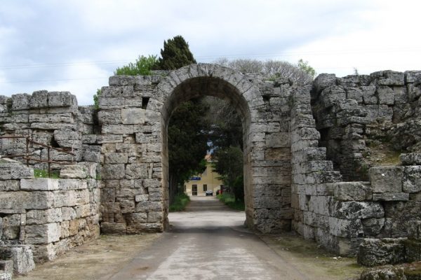 La campagna “Adotta un blocco delle mura di Paestum”
