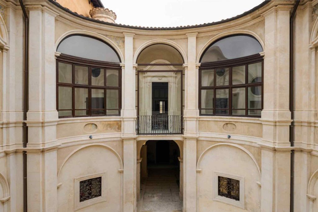 Foto del cortile interno di Palazzo Ardinghelli che ospita il MAXXI dell'Aquila nel 2020. 