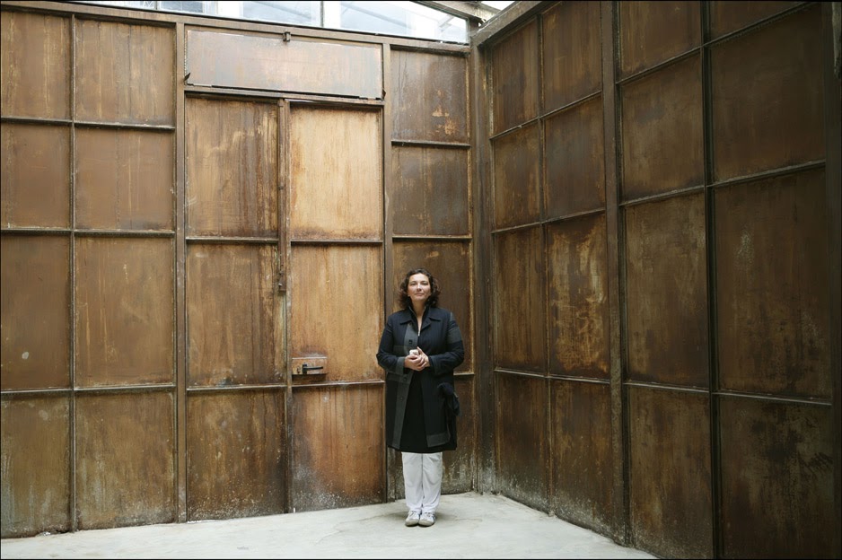 Tanja Solci all'interno della Segheria, 2007, fotografia di Toni Thorimbert