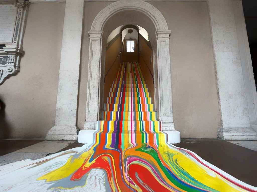 Poured Staircase di Ian Davenport per Crazy, mostra al Chiostro del Bramante di Roma