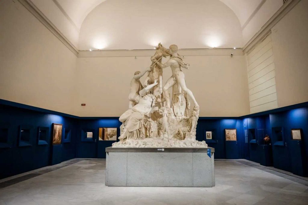 Toro Farnese, allestimento della mostra "Picasso e l’antico", credits MANN ph V. Cosentino_Succession Picasso by SIAE 2023