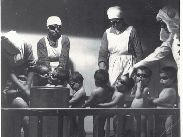 Trattamento medico nell’Ospedale infantile provinciale “Maria di Savoia” a Trento, 1934 circa. Foto di Sergio Perdomi