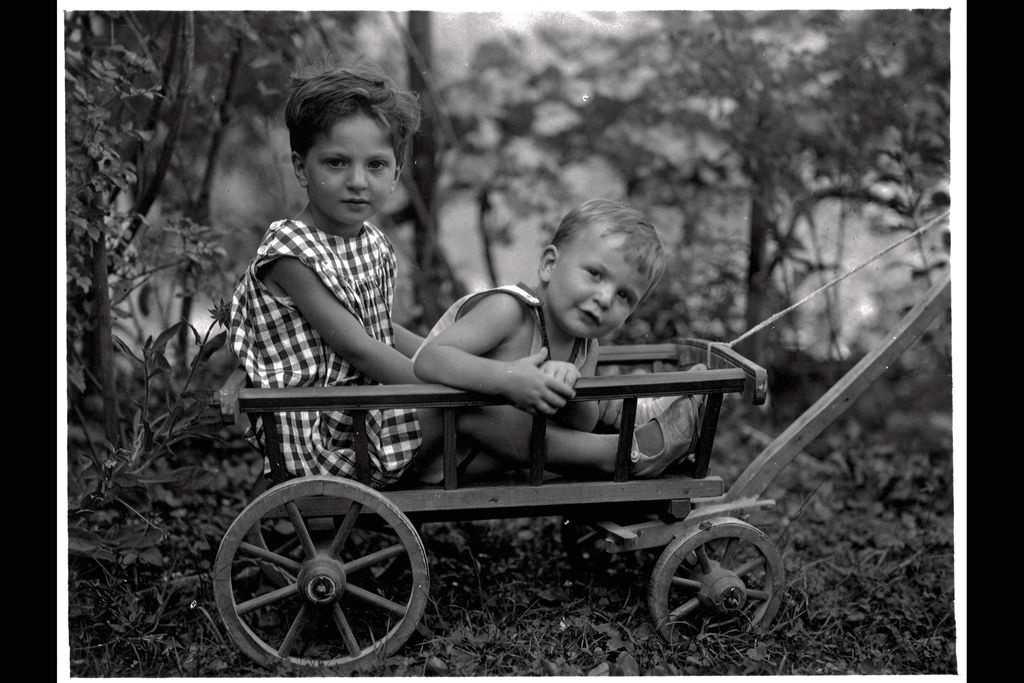 Due bambini sul carretto di legno 1920-1934. Foto di Sergio Perdomi