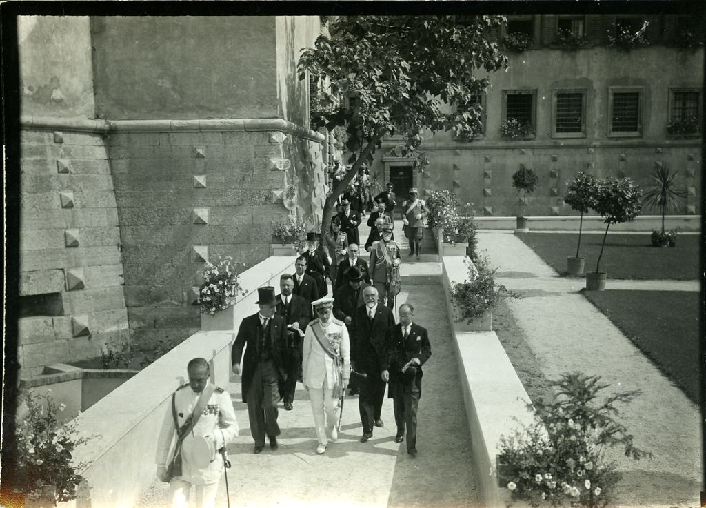 Ferdinando di Savoia, duca di Genova esce dal Castello del Buonconsiglio, 1930. Foto di Sergio Perdomi