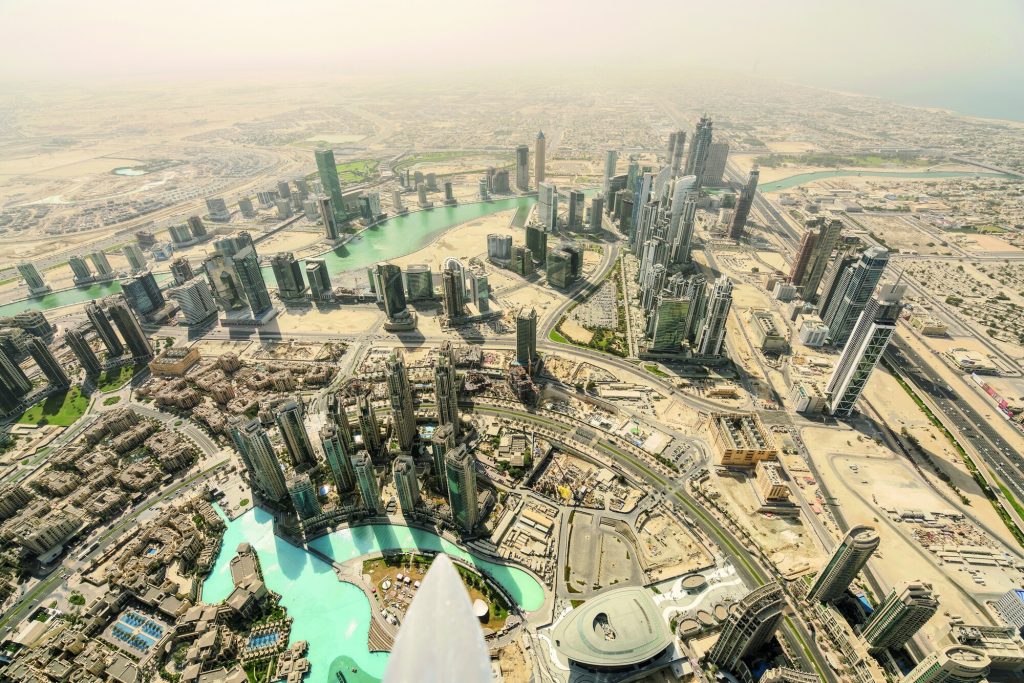 Lo skyline di Dubai, negli Emirati Arabi Uniti. Fondata all’inizio del XVIII secolo come piccolo villaggio di pescatori, con 3,5 milioni di abitanti è la città più popolosa del paese.