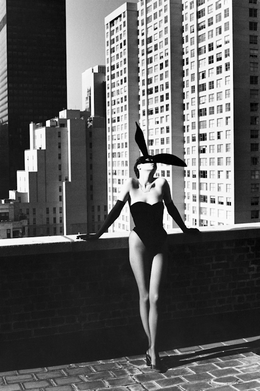 Elsa Peretti vestita da coniglio. New York, 1975 Elsa Peretti as a Bunny. New York, 1975. Helmut Newton