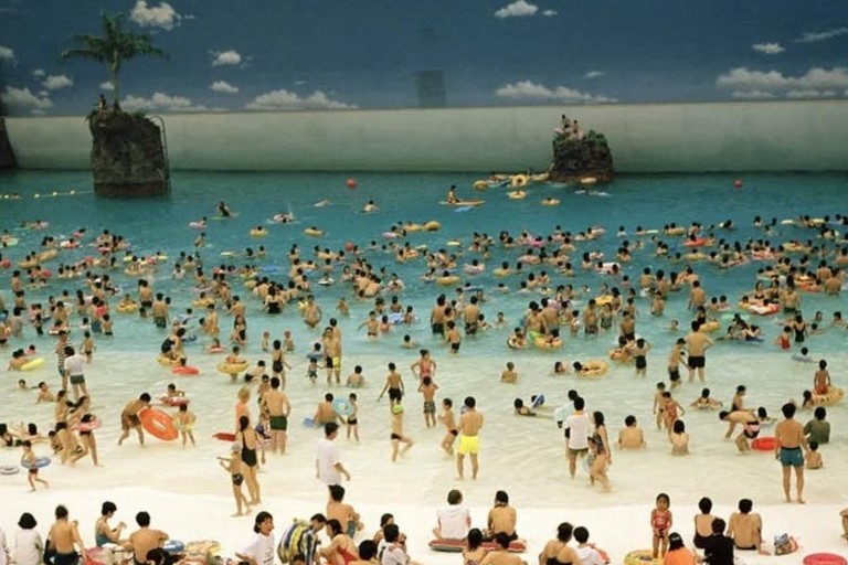 Martin Parr, Spiaggia artificiale nell'Ocean Dome, Giappone, 1996