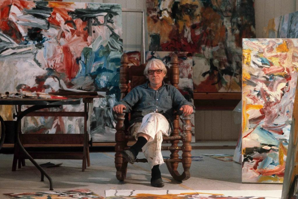 Willem de Kooning nel suo studio nel East Hamptons, New York, 1971. Foto di Dan Budnik.