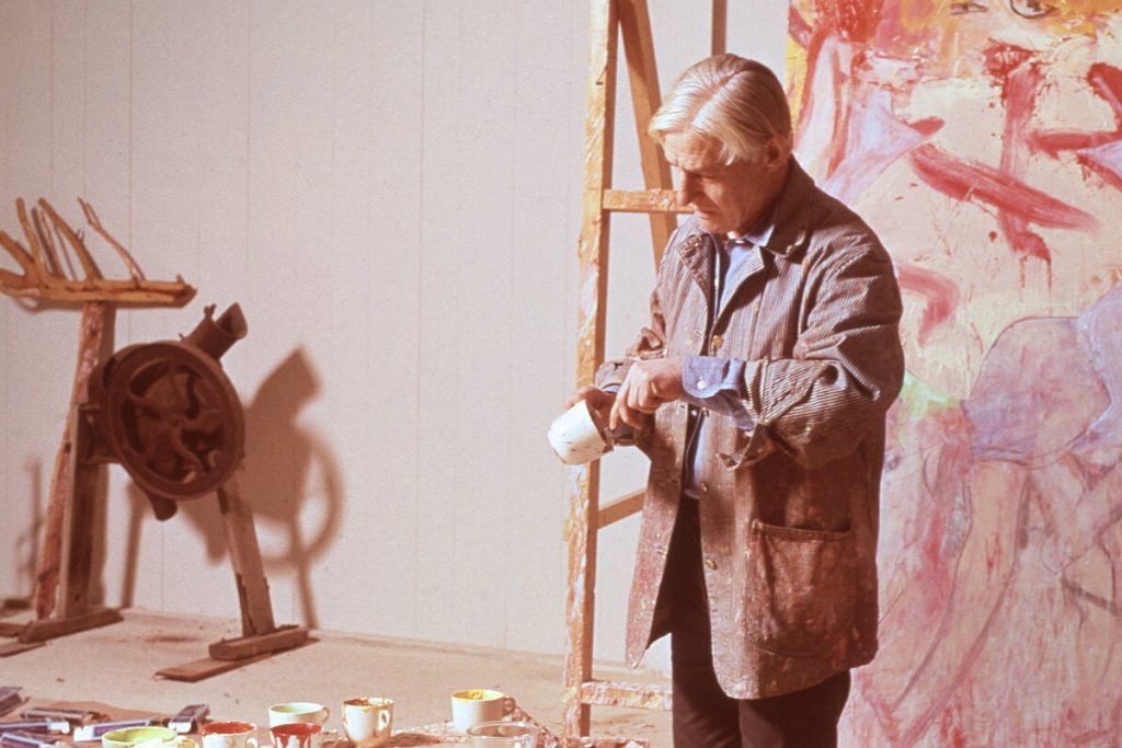 Willem de Kooning nel suo studio nel East Hamptons, New York, 1967. Foto di Dan Budnik.