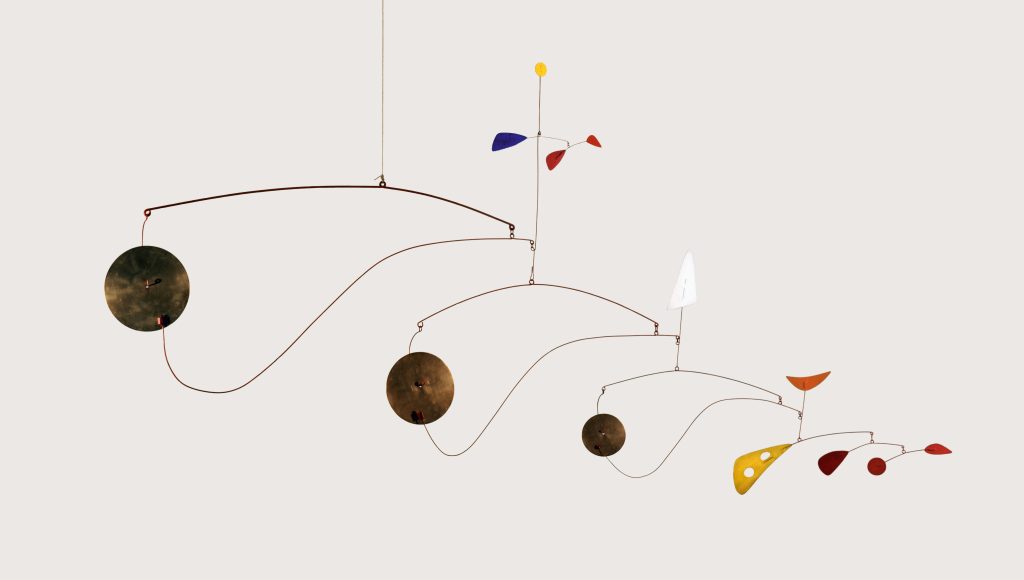 Alexander Calder, Triple Gong c. 1948, Ottone, lastra di metallo, filo metallico e pittura, 99.1 × 190.5 × 7 cm, Calder Foundation, New York,
Photo courtesy Calder Foundation, New York / Art Resource, New York, © 2024 Calder Foundation, New York / Artists Rights Society (ARS), New York
