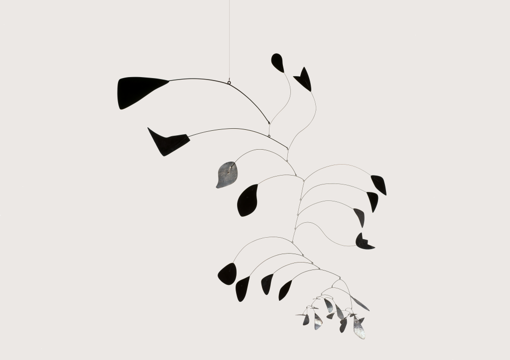 Alexander Calder, Arc of Petals, 1941, Lastra di alluminio dipinto e non, filo di ferro, 240x 220x 90 cm
Peggy Guggenheim Collection, Venice (Solomon R. Guggenheim Foundation, New York) 76.2553 PG 137 © 2024 Calder Foundation, New York / Artists Rights Society (ARS), New York