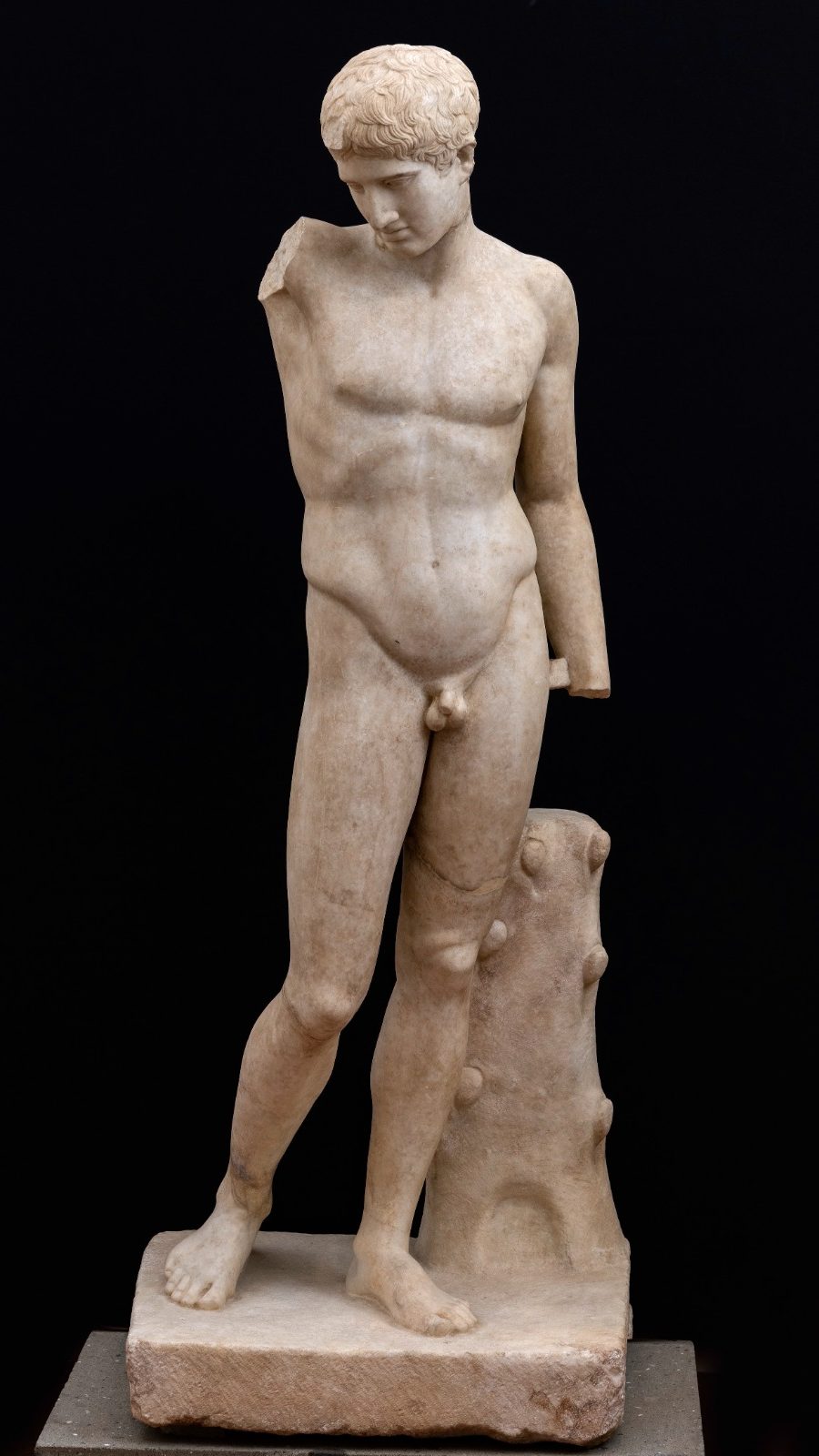 Statua di Efebo nudo tipo Westmacott, Marmo, inv. 36420,
Castelgandolfo, Antiquarium, Sala IV, Musei Vaticani
