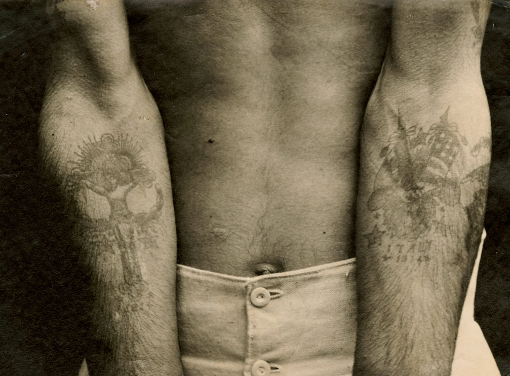 Ritratto di Venitucci Giovanni. Detenuto tatuato. Stampa al carbone, post 1914. Courtesy Museo di Antropologia Criminale Cesare Lombroso - Università di Torino. 