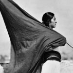 Tina Modotti, Donna con bandiera, Messico, 1928 ca.