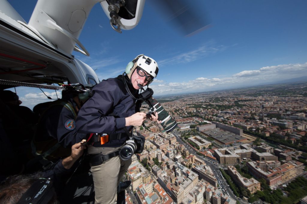 Massimo Sestini in elicottero della polizia di stato